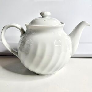 Vintage Corning Swirl White Teapot with Lid - 4 Cup - Microwavable USA
